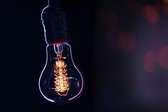 Eine Glühbirne auf dunklem Hintergrund