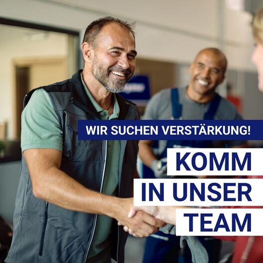 Ein Elektro-Techniker und eine Kundin begrüßen sich