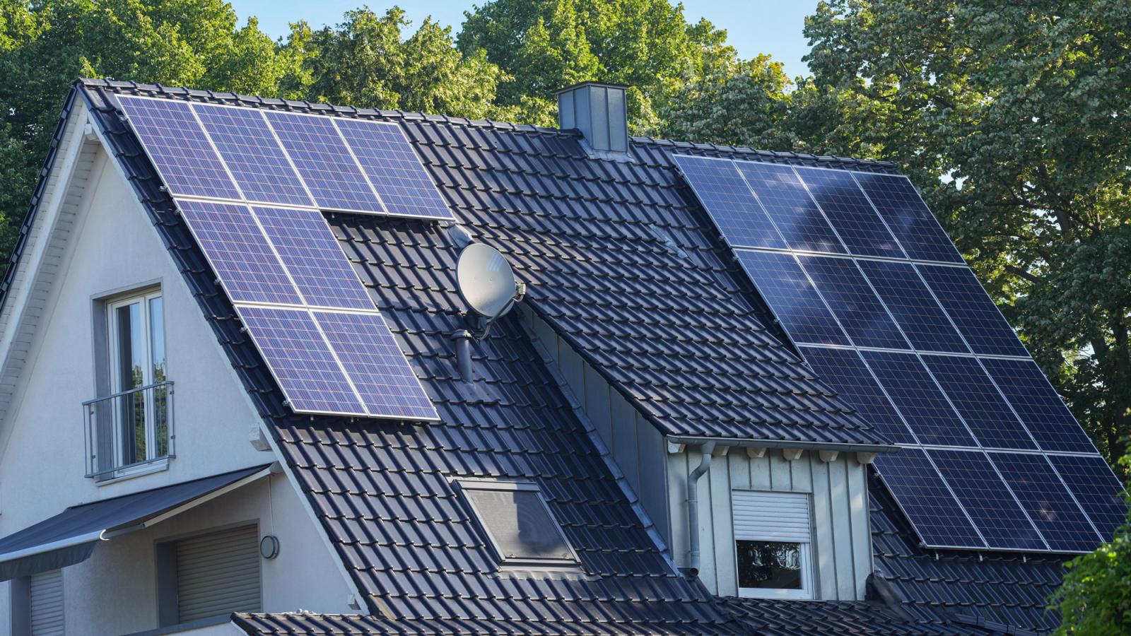 Sicht auf ein Wohngebäude mit Photovoltaikanlage auf dem Dach